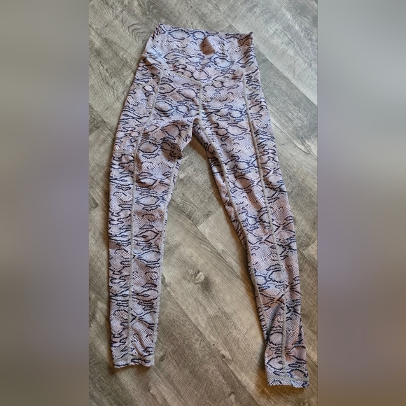 cheeky fit Pants - Cheeky Fit Snake Print Leggings in Gray